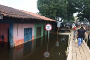 Improvised walkways during the biggest flood of the Rio Negro since the beginning of records in 1902 - Manacapuru city - Amazonas state (AM) - Brazil