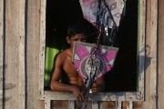 Child selling kites - Mamiraua Sustainable Development Reserve - Uarini city - Amazonas state (AM) - Brazil