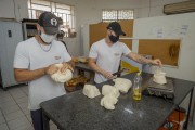 Bakers producing bread - Bakery - Guarani city - Minas Gerais state (MG) - Brazil