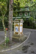 Monument to Baron Taunay with old house in the background - Tijuca National Park  - Rio de Janeiro city - Rio de Janeiro state (RJ) - Brazil