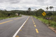 Highway cutting through Veadeiros Plateau - Chapada dos Veadeiros National Park - Alto Paraiso de Goias city - Goias state (GO) - Brazil
