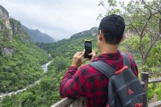 Tourist photographing the landscape - Chapada dos Veadeiros National Park - Alto Paraiso de Goias city - Goias state (GO) - Brazil