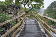 Wooden walkway at Mirante do Carrossel - Chapada dos Veadeiros National Park - Alto Paraiso de Goias city - Goias state (GO) - Brazil