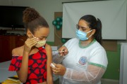 Girl being vaccinated against Covid-19 at a SUS health center - Guarani city - Minas Gerais state (MG) - Brazil