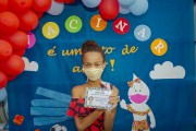 Girl shows certificate of vaccination against Covid-19 at a SUS health center - Guarani city - Minas Gerais state (MG) - Brazil