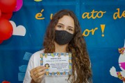 Girl shows certificate of vaccination against Covid-19 at a SUS health center - Guarani city - Minas Gerais state (MG) - Brazil