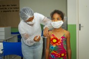Girl being vaccinated against Covid-19 at a SUS health center - Guarani city - Minas Gerais state (MG) - Brazil