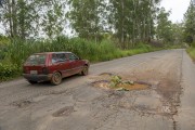 Highway MG-353 in poor condition and with many holes - Section between Guarani and Rio Novo - Guarani city - Minas Gerais state (MG) - Brazil