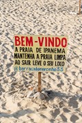 Plaque with instructions on environmental education at Arpoador Beach - Rio de Janeiro city - Rio de Janeiro state (RJ) - Brazil