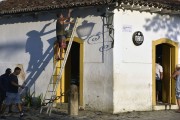 Worker doing maintenance on the facade of Manu Emporio Cafe - Paraty city - Rio de Janeiro state (RJ) - Brazil