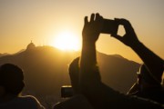 Tourists photographing the sunset from the Sugarloaf Mountain viewpoint - Rio de Janeiro city - Rio de Janeiro state (RJ) - Brazil