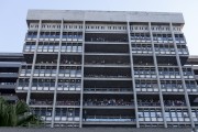 Students occupy balconies of the Joao Lira Filho Pavilion, at UERJ, overlooking the universitys acoustic shell, awaiting the speech of former President Lula - Rio de Janeiro city - Rio de Janeiro state (RJ) - Brazil