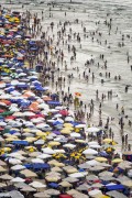 Bathers at Pitangueiras Beach on the last day of the year - Guaruja city - Sao Paulo state (SP) - Brazil
