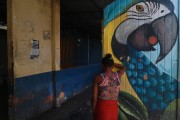 Woman in the Port of Manaus region - Manaus city - Amazonas state (AM) - Brazil