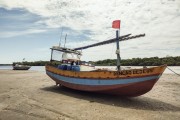 Fishing boat stranded in dry river - Lençois Maranhenses National Park - Santo Amaro do Maranhao city - Maranhao state (MA) - Brazil
