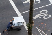 Street vendor pushing a cart on Francisco Otaviano Street - Rio de Janeiro city - Rio de Janeiro state (RJ) - Brazil
