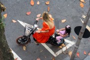 Woman (cyclist) transporting child on electric bicycle - Francisco Otaviano street - Rio de Janeiro city - Rio de Janeiro state (RJ) - Brazil