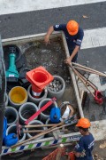 CET-RIO employees doing sidewalk maintenance - Francisco Otaviano street - Rio de Janeiro city - Rio de Janeiro state (RJ) - Brazil