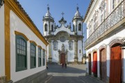 Getulio Vargas Avenue with Nossa Senhora do Carmo Church, 1732, (Our Lady of Mount Carmel Church) in the background - Sao Joao del Rei city - Minas Gerais state (MG) - Brazil