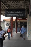 Pedestrians on the footbridge of the Madureira train station - Rio de Janeiro city - Rio de Janeiro state (RJ) - Brazil