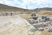 Mining company workers extracting and loading cut Pedras Cariri - Santana do Cariri city - Ceara state (CE) - Brazil