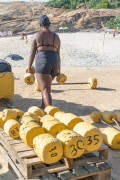 Woman exercising with makeshift weights on the Arpoador boardwalk - Rio de Janeiro city - Rio de Janeiro state (RJ) - Brazil