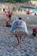 Can pickers on Arpoador Beach - Rio de Janeiro city - Rio de Janeiro state (RJ) - Brazil