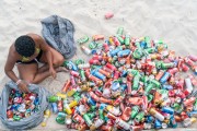 Woman collecting aluminum cans - Arpoador Beach - Rio de Janeiro city - Rio de Janeiro state (RJ) - Brazil