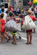 Aluminum can pickers working at Carnival - Primeiro de Março Street - Rio de Janeiro city - Rio de Janeiro state (RJ) - Brazil