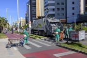 Street sweeper cleaning on Beira Mar Avenue - Fortaleza city - Ceara state (CE) - Brazil