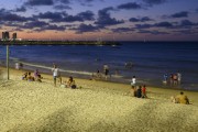 Bathers on Mansa Beach at sunset - Fortaleza city - Ceara state (CE) - Brazil