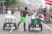 Ice street vendor during carnival - Rio de Janeiro city - Rio de Janeiro state (RJ) - Brazil
