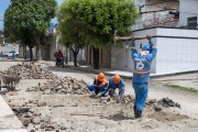 Workers repaving the street after installing the water pipes - Fortaleza city - Ceara state (CE) - Brazil