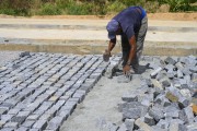 Workers paving with paving stones at the redevelopment work on the Maranguapinho River - Fortaleza city - Ceara state (CE) - Brazil