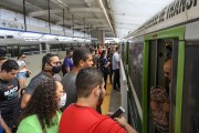 Passengers at the Parangaba Station of the Light Rail Vehicle - Parangaba-Mucuripe line - Diesel-powered VLT - Fortaleza city - Ceara state (CE) - Brazil