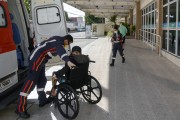 Samu nursing technician taking out a patient for care at the Leonardo da Vinci State Hospital - Fortaleza city - Ceara state (CE) - Brazil