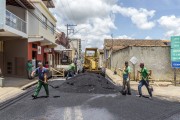 Paving work on Benedito Valadares street - Guarani city - Minas Gerais state (MG) - Brazil