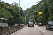 Traffic on Menezes Cortes Avenue (Guajau-Jacarepaguá) - Rio de Janeiro city - Rio de Janeiro state (RJ) - Brazil