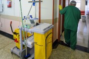 Worker responsible for cleaning hospital beds at Leonardo da Vinci State Hospital - Fortaleza city - Ceara state (CE) - Brazil