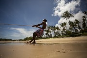 Fisherman collecting fishing net - Riacho Beach - Prado city - Bahia state (BA) - Brazil