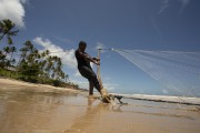 Fisherman collecting fishing net - Riacho Beach - Prado city - Bahia state (BA) - Brazil