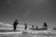 Fishermen collecting fishing net - Riacho Beach - Prado city - Bahia state (BA) - Brazil