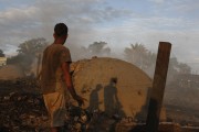 Worker and oven used in charcoal production - Boa Vista city - Roraima state (RR) - Brazil