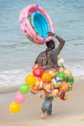 Street vendor of plastic balls and pools for children - Post 6 - Copacabana Beach - Rio de Janeiro city - Rio de Janeiro state (RJ) - Brazil