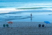 Man walking on Arpoador Beach with sandbar - Rio de Janeiro city - Rio de Janeiro state (RJ) - Brazil