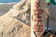 Spray writing on a light pole - Rio de Janeiro city - Rio de Janeiro state (RJ) - Brazil