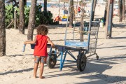 Child working on Copacabana Beach - Child labor - Rio de Janeiro city - Rio de Janeiro state (RJ) - Brazil