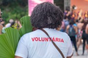 Volunteer at a social event commemorating the day of Santa Sara, patron saint of the gypsy people - Garota de Ipanema Park - Rio de Janeiro city - Rio de Janeiro state (RJ) - Brazil