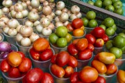 Sale of onions and tomatos at the Sao Joaquim Fair - Salvador city - Bahia state (BA) - Brazil
