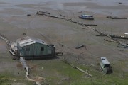 Floating house stranded in Aleixo Lake during drought on the Negro River - Manaus city - Amazonas state (AM) - Brazil